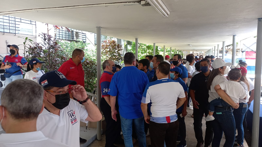 Presidente Laurentino Nito Cortizo acudió al colegio José Antonio Remón Cantera para votar en las internas del PRD