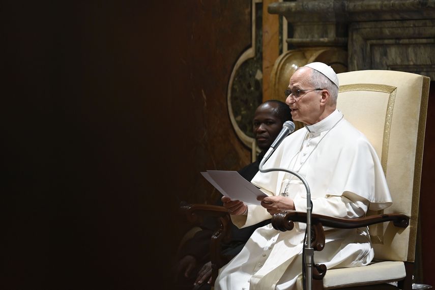 El papa León XVI aconsejó este viernes antes de la noche de Navidad pensar en una persona con la que hacer las paces y será un regalo más precioso que los que se pueden comprar en las tiendas