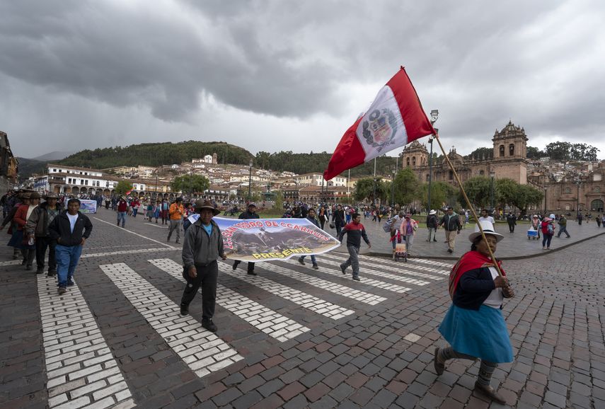 Este miércoles ocurrieron nuevas marchas y protestas en el centro de Lima, cerca del Congreso de Perú, con cientos de manifestantes contra el Gobierno.