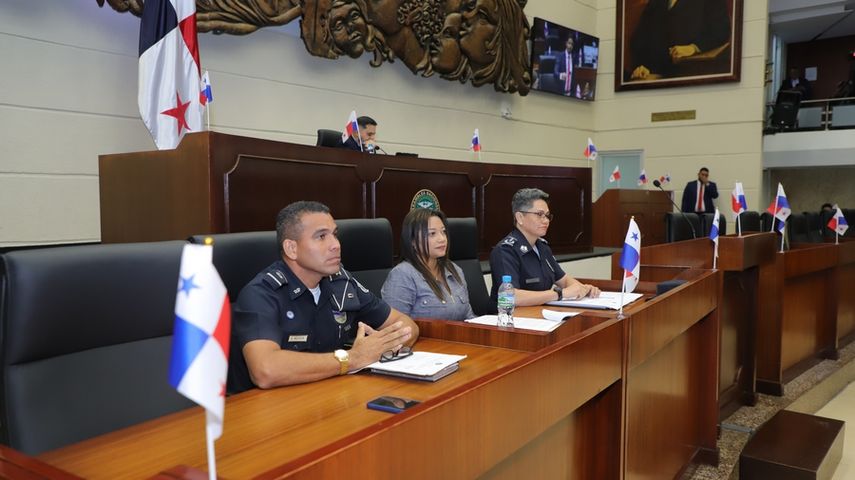 La Asamblea Nacional de Panamá aprobó en tercer debate el Proyecto de Ley 90, que establece el uso obligatorio de cámaras corporales por parte de la Policía Nacional. La Asamblea Nacional de Panamá aprobó en tercer debate el Proyecto de Ley 90, que establece el uso obligatorio de cámaras corporales por parte de la Policía Nacional.