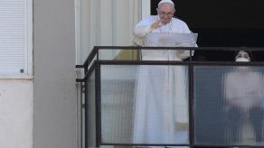 Papa Francisco saluda a fieles desde el balcón del hospital de Roma