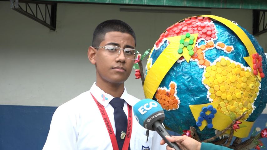 Los estudiantes explicaron los resultados de su escultura de reciclaje.