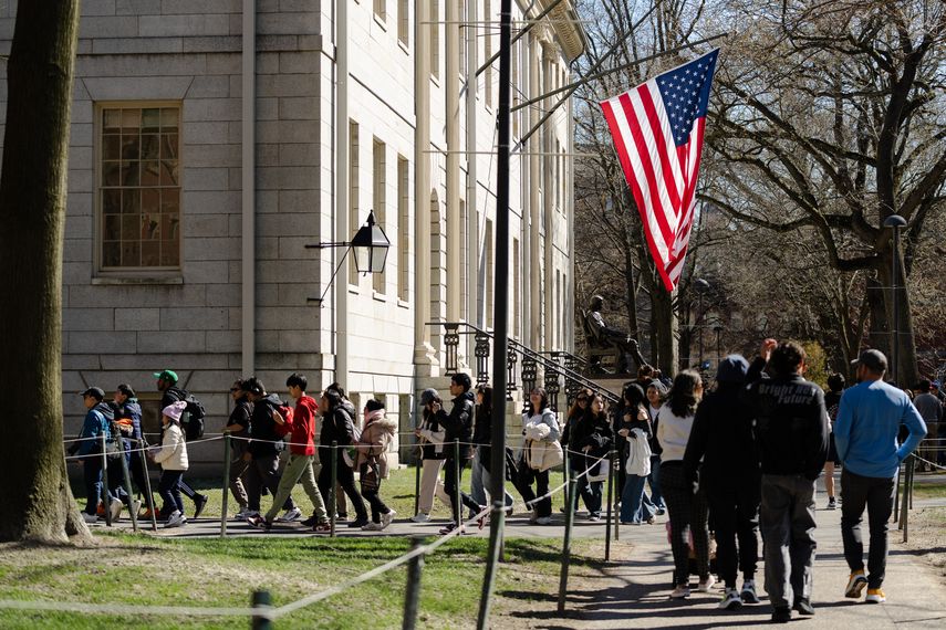 Harvard reta en la corte la orden de Trump que niega visas a estudiantes