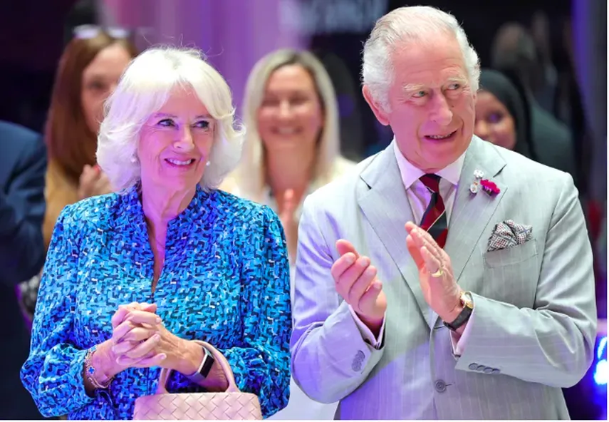 Los británicos la vieron durante mucho tiempo con desconfianza, pero Camila, el amor de la vida de Carlos III con quien se casó tras la muerte de Diana, logró poco a poco ser aceptada y ahora será coronada junto a él.