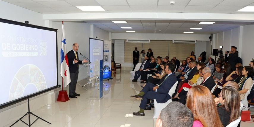 El ministro de Economía y Finanzas (MEF), Felipe Chapman, presentó a directores y subdirectores de la entidad los detalles del Plan Estratégico de Gobierno (PEG) 2025-2029, una iniciativa clave para transformar el crecimiento económico en bienestar social. El ministro de Economía y Finanzas (MEF), Felipe Chapman, presentó a directores y subdirectores de la entidad los detalles del Plan Estratégico de Gobierno (PEG) 2025-2029, una iniciativa clave para transformar el crecimiento económico en bienestar social.