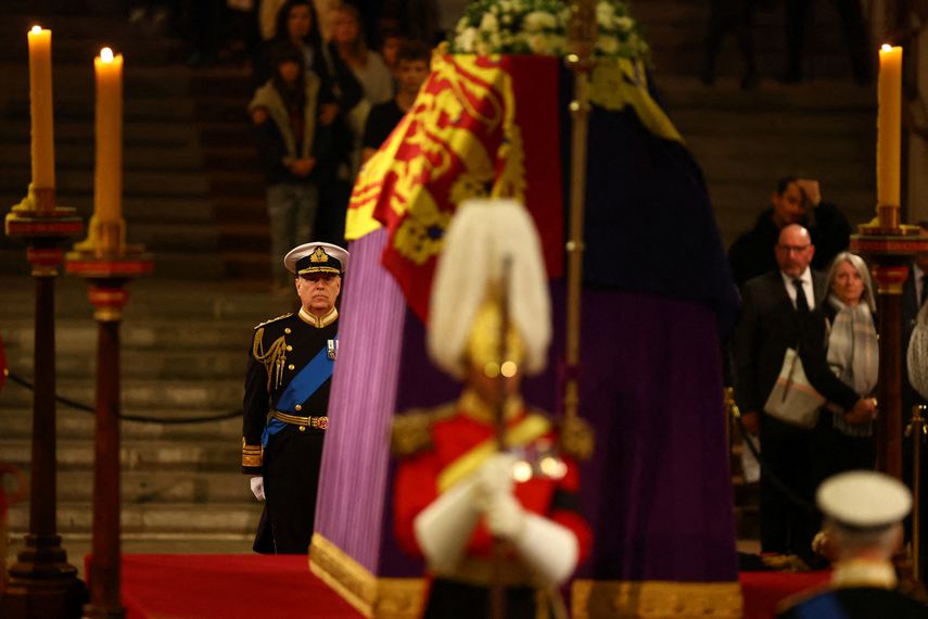Príncipe Andrés rinde tributo a su amada mamá Isabel II