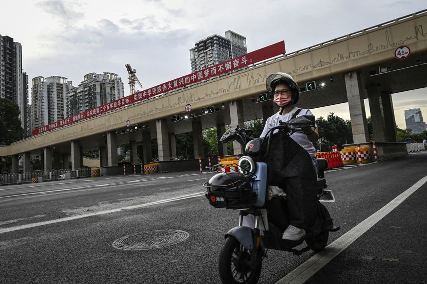 Habitantes de ciudad china se rebelan contra confinamiento