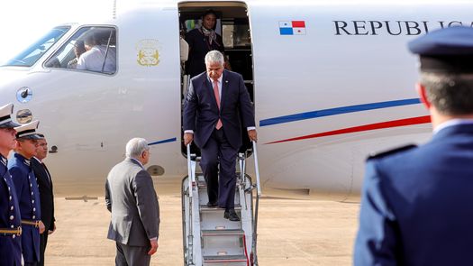 El presidente de Panamá, José Raúl Mulino, viajará el viernes a Paraguay para participar al día siguiente en la firma del acuerdo de libre comercio entre la Unión Europea (UE) y el Mercado Común del Sur (Mercosur), bloque del que el país centroamericano es Estado Asociado. El presidente de Panamá, José Raúl Mulino, viajará el viernes a Paraguay para participar al día siguiente en la firma del acuerdo de libre comercio entre la Unión Europea (UE) y el Mercado Común del Sur (Mercosur), bloque del que el país centroamericano es Estado Asociado.