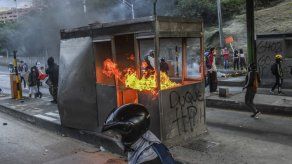 Al menos un muerto y varios destrozos en nueva jornada de protestas en Colombia