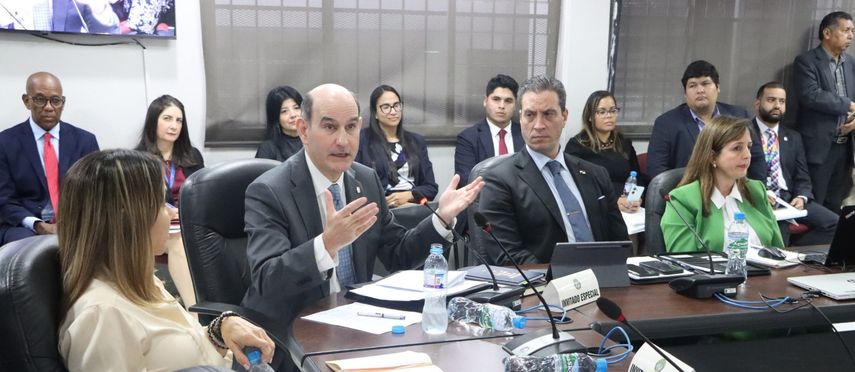 MEF establece nueva escala de viáticos para misiones oficiales al exterior