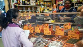 México emprende reactivación comercial en un punto crítico de la pandemia