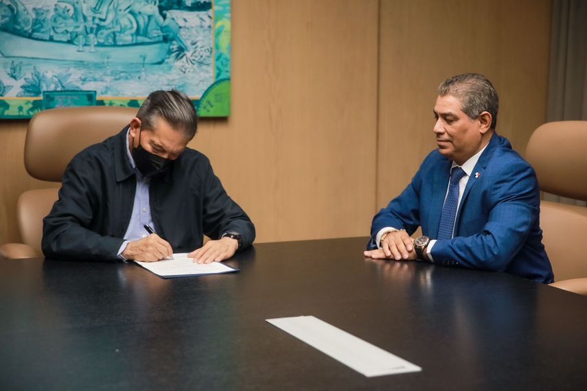 Nito Cortizo firma decreto para aumentar pensión a víctimas del dietilenglicol