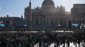 Más de 40.000 esperan el Habemus Papam en la plaza de San Pedro