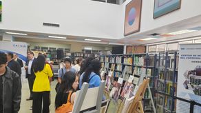 Embajada de Israel entrega exposición fotográfica del papa Francisco a la USMA