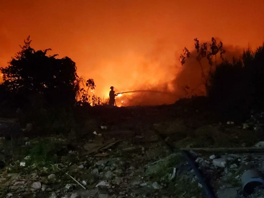 Bomberos batallan para controlar incendio en cerro Patacón