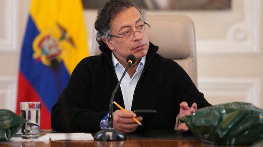 Petro dice que Maduro no debe dar órdenes a militares de Colombia Petro dice que Maduro no debe dar órdenes a militares de Colombia