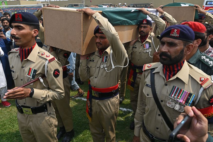 Conflicto entre India y Pakistán arrecia con al menos 38 civiles muertos