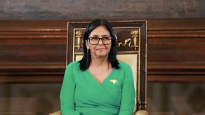 presidenta interina de Venezuela comienza a gobernar bajo presión