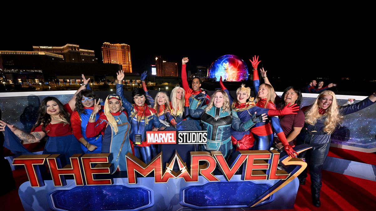 Equipo de superheroínas batalla tiempos inciertos en The Marvels