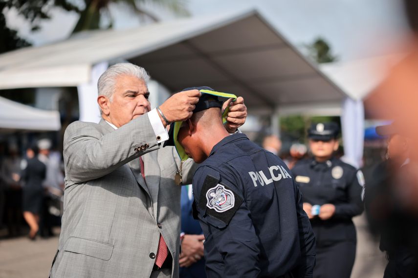 Presidente Mulino juramenta a 892 nuevos agentes policiales