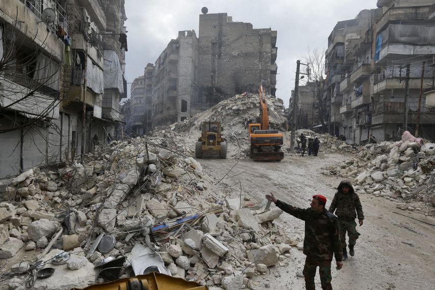 En medio de la devastación, los equipos de rescate en Turquía y el norte de Siria luchaban este martes contra el reloj y el frío para buscar entre los escombros a supervivientes del violento terremoto del lunes, cuyo balance ya superó los 5.000 muertos.