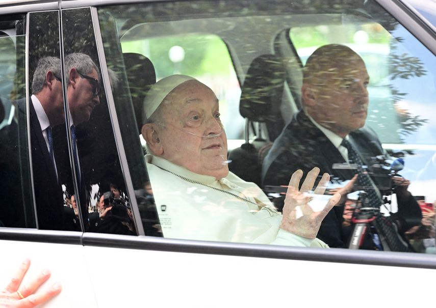 Médico del Papa: "Tuvimos que elegir entre dejarlo ir o probar todo" Médico del Papa: "Tuvimos que elegir entre dejarlo ir o probar todo"