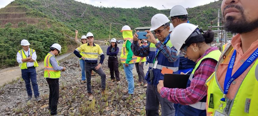 Las acciones de la minera canadiense First Quantum Minerals (FQM) se apreciaron este miércoles un 2,71 % un día después de que la compañía reportase unas pérdidas netas de 159 millones de dólares estadounidenses en el primer trimestre de 2024, en parte debido al cierre de la mina Cobre Panamá. Las acciones de la minera canadiense First Quantum Minerals (FQM) se apreciaron este miércoles un 2,71 % un día después de que la compañía reportase unas pérdidas netas de 159 millones de dólares estadounidenses en el primer trimestre de 2024, en parte debido al cierre de la mina Cobre Panamá.