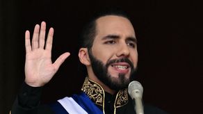 El gobierno del presidente salvadoreño Nayib Bukele propuso este martes en el Congreso, que controla, una reforma constitucional que establece la cadena perpetua para homicidas, violadores y terroristas, tras acusar a las oenegés de proteger a los pandilleros.