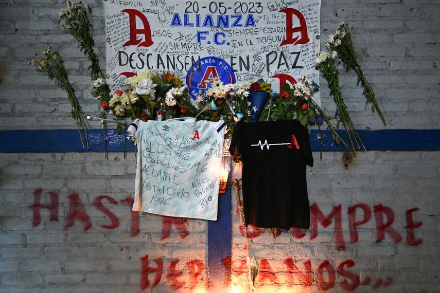Tragedia en El Salvador en estadio conmueve al país