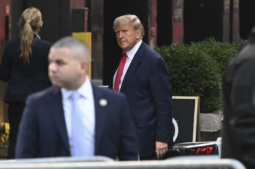 Trump llega a Nueva York para presentarse ante autoridades
