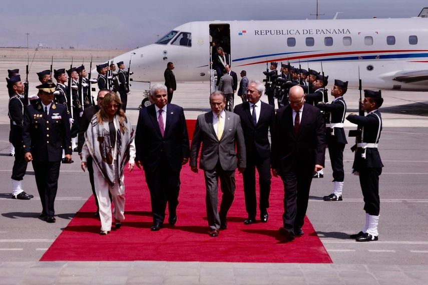 Mulino llega a Perú, donde será condecorado por la presidenta Dina Boluarte