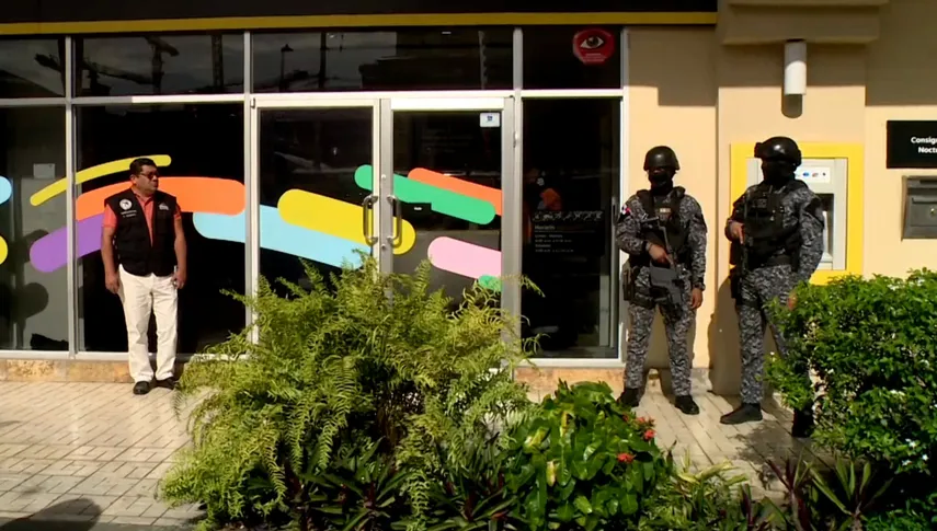 La rápida acción policial impidió que sujetos armados se llevarán dinero de la sucursal del Banco Banistmo, ubicada en la Avenida Justo Arosemena, logrando aprehender a uno de los implicados y recuperar un arma de fuego, informó este jueves la Policía Nacional.