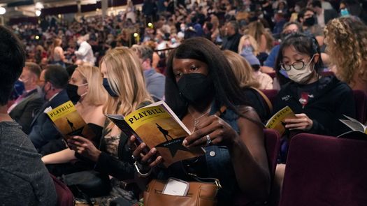 Aplausos y emociones en reapertura de Broadway más esperada tras pandemia