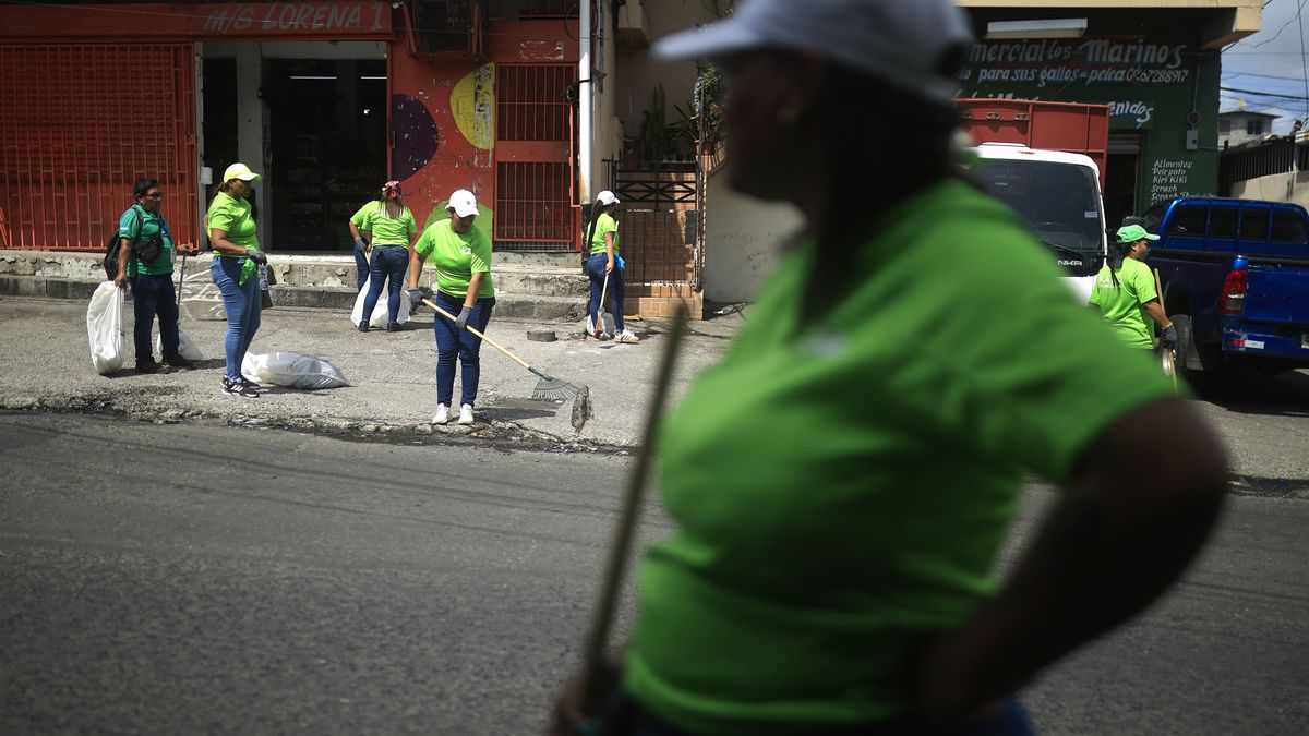 Un grupo de presas del Centro Penitenciario Femenino de Panamá forma fila con entusiasmo desde primera hora del día. Solo 70 de las casi 700 encarceladas cambiaron su habitual camiseta blanca por una azul, escoba y recogedor para salir a las calles del populoso distrito de la capital, San Miguelito, a limpiar basura. Un grupo de presas del Centro Penitenciario Femenino de Panamá forma fila con entusiasmo desde primera hora del día. Solo 70 de las casi 700 encarceladas cambiaron su habitual camiseta blanca por una azul, escoba y recogedor para salir a las calles del populoso distrito de la capital, San Miguelito, a limpiar basura.