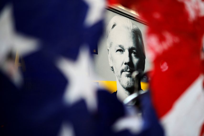 La justicia británica acordó este lunes a Julian Assange la posibilidad de apelar contra su extradición a Estados Unidos, al que pedía garantías sobre el trato que recibiría el fundador de Wikileaks. La justicia británica acordó este lunes a Julian Assange la posibilidad de apelar contra su extradición a Estados Unidos, al que pedía garantías sobre el trato que recibiría el fundador de Wikileaks.