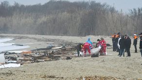 Más de 40 migrantes mueren en naufragio cerca de la costa de Italia