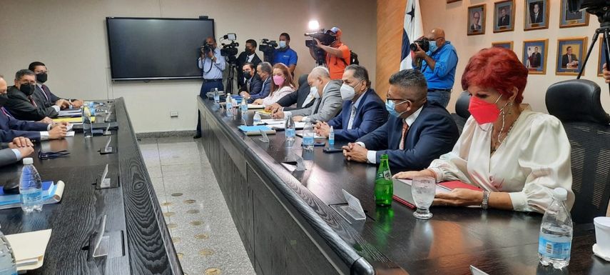 Ávila dijo que tras prohijar el proyecto de Ley que modifica el Código Electoral, la iniciativa pasará a ser debatida en primer debate en la Asamblea Nacional. Ávila dijo que tras prohijar el proyecto de Ley que modifica el Código Electoral, la iniciativa pasará a ser debatida en primer debate en la Asamblea Nacional.