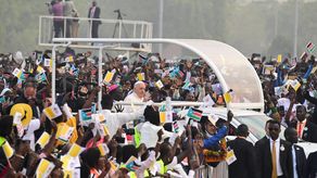 Papa Francisco clausura su visita a África con un llamado a deponer las armas