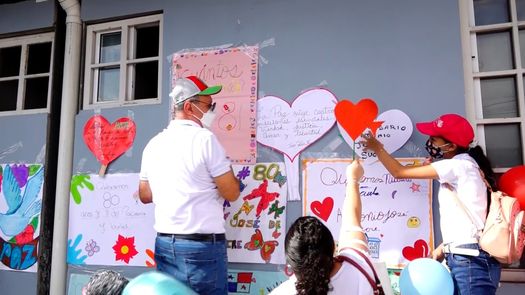 Padres de familia, docentes y estudiantes colocaron pancartas y dibujos sobre el aniversario del centro educativo en las paredes del edificio que no ha sido terminado.