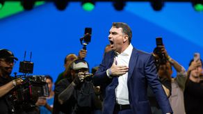 El senador Flávio Bolsonaro lanzó este sábado su candidatura a la Presidencia de Brasil con un discurso en el que reivindicó el legado político de su padre, el exmandatario Jair Bolsonaro, preso por intento de golpe de Estado.