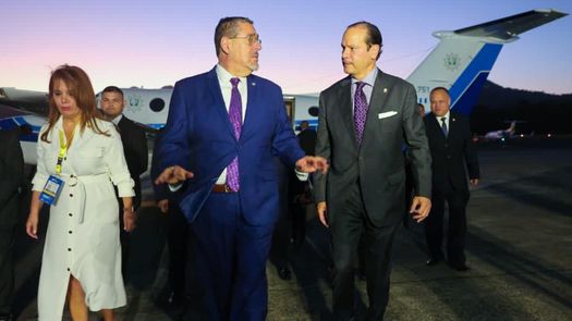 El presidente de Guatemala, Bernardo Arévalo, arribó este martes a Panamá para participar el miércoles en la instalación de la segunda edición del Foro Económico Internacional América Latina y el Caribe 2026, bautizado como el Davos latinoamericano, junto a otros siete dignatarios de la región. El presidente de Guatemala, Bernardo Arévalo, arribó este martes a Panamá para participar el miércoles en la instalación de la segunda edición del Foro Económico Internacional América Latina y el Caribe 2026, bautizado como el Davos latinoamericano, junto a otros siete dignatarios de la región.