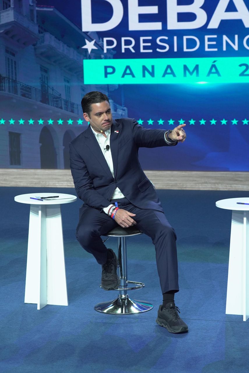 El candidato presidencial del PRD, José Gaby Carrizo, defendió hoy su propuesta de salario mínimo de mil dólares en una jornada semanal de cuatro días en lugar de los tradicionales cinco. El candidato presidencial del PRD, José Gaby Carrizo, defendió hoy su propuesta de salario mínimo de mil dólares en una jornada semanal de cuatro días en lugar de los tradicionales cinco.