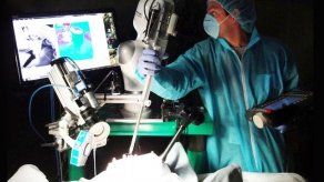 Un robot autónomo efectúa operación de sutura en tejidos blandos