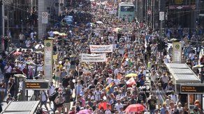Miles de personas en Berlín protestan contra restricciones por coronavirus