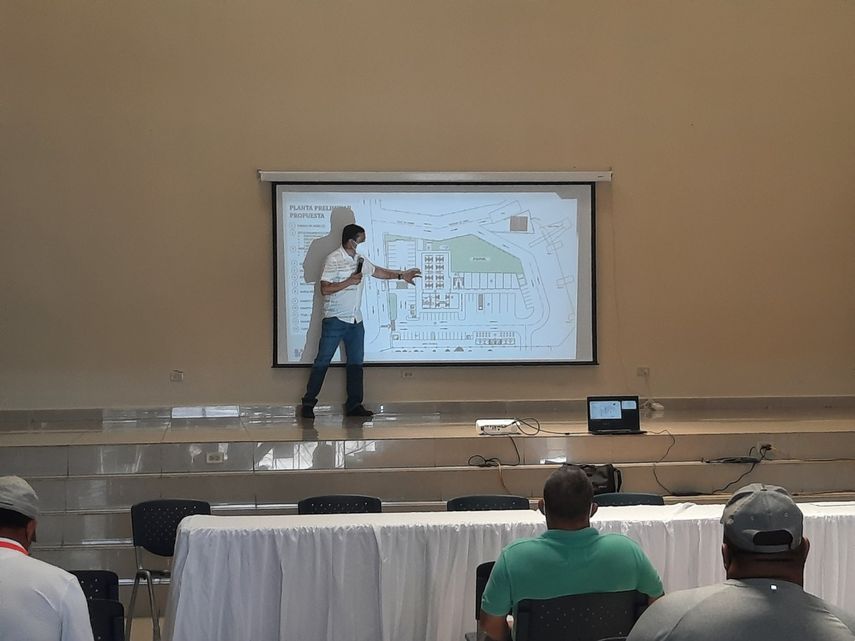 En una reunión con comerciantes y pescadores en David