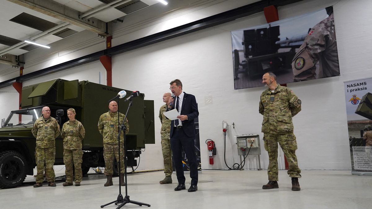 El ministro de Defensa danés, Troels Lund Poulsen, reiteró este martes que Copenhague va a reforzar la defensa en Groenlandia y la presencia de la OTAN en esta isla ártica, en medio de las nuevas declaraciones del presidente estadounidense, Donald Trump, sobre la necesidad de hacerse con este territorio autónomo de Dinamarca por cuestiones de seguridad nacional. El ministro de Defensa danés, Troels Lund Poulsen, reiteró este martes que Copenhague va a reforzar la defensa en Groenlandia y la presencia de la OTAN en esta isla ártica, en medio de las nuevas declaraciones del presidente estadounidense, Donald Trump, sobre la necesidad de hacerse con este territorio autónomo de Dinamarca por cuestiones de seguridad nacional.