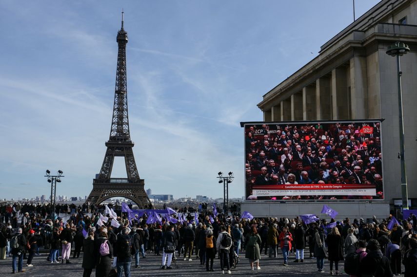 Francia, primer país en proteger el aborto en su Constitución