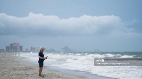 Meteorólogos prevén que Isaías golpee las Carolinas convertido en huracán