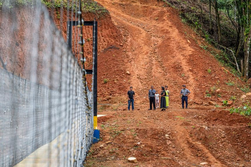 MOP inspecciona la construcción de 13 puentes zarzos en la Comarca Ngäbe-Buglé