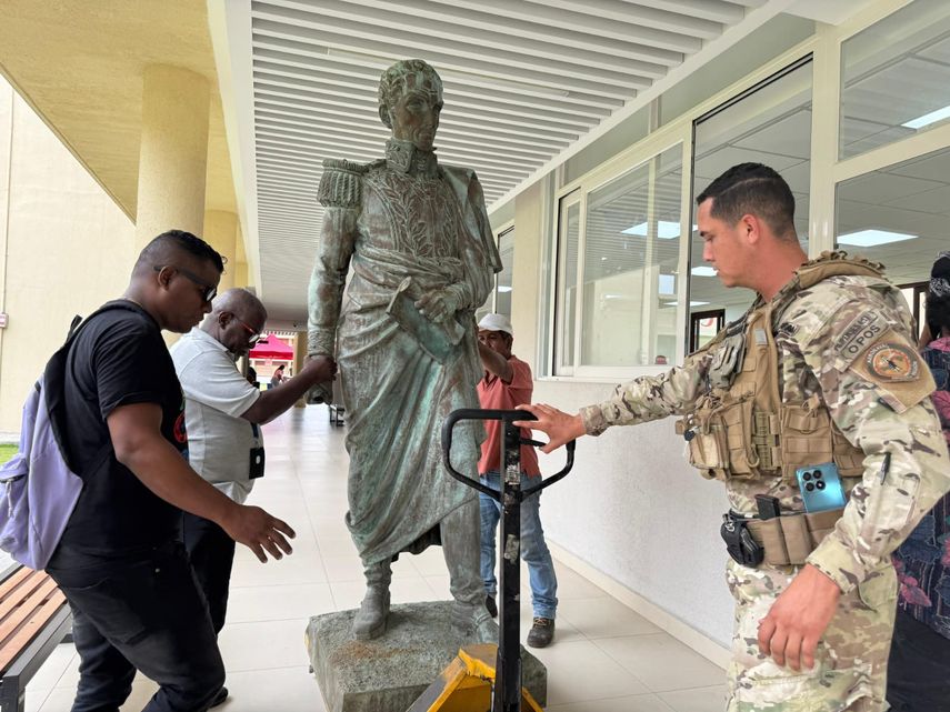 Colón volverá a lucir la escultura de Simón Bolívar tras años resguardada en depósito